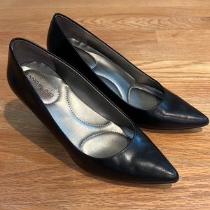 Bandolino Black Leather Pointed Toe Pumps - Size 7